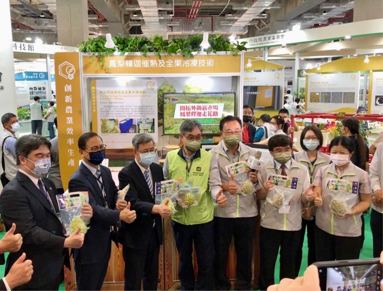 陳前副總統建仁(左3)至農業科技館巡禮，參觀「鳳梨釋迦催熟及全果冷凍技術」