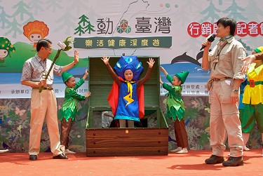 陳主委武雄手持魔杖，以開啟藏寶箱的創意開幕式，宣告活動正式開跑。 