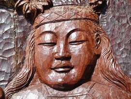 學雕佛像的吳丁寶先生把原住民雕成菩薩及佛祖，作品很有特色