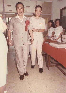 李崇道博士（左側）參加台灣省政府農林廳1986年畜產試驗研究評議會於簽到入場處留影。