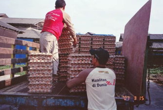 圖 1 泰國（左）與我國（右）雞蛋運輸載具 